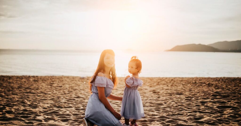 Eine Mutter und Ihre Tochter genießen den Muttertag am Strand beim Sonnenuntergang