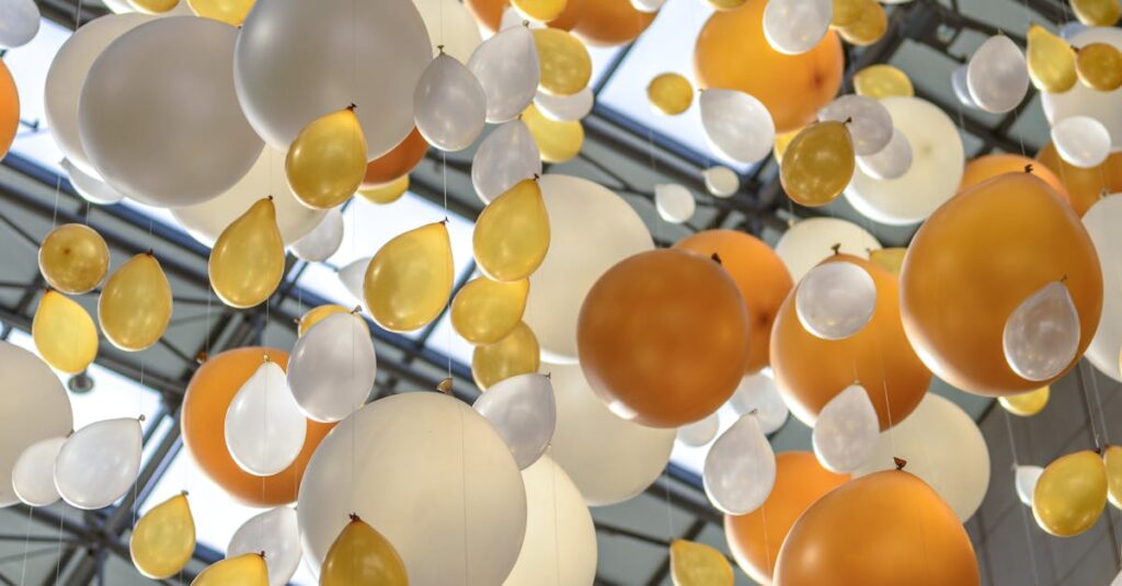 Weiße und gelbe Geburtstags Ballons