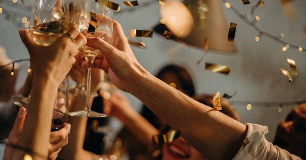 Eine Geburtstagsparty auf welcher viele Hände die Gläser klirren lassen